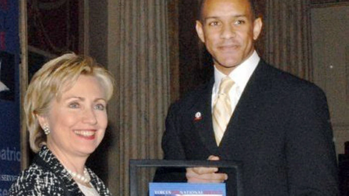 Wilfred Stephen Anfield presenting the Edward M. Kennedy National Service Lifetime Leadership Award to Senator Hillary Rodham Clinton at the Voices for National Service Friends of National Service Awards Reception, Washington, DC, 2007